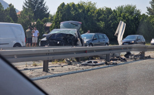 Nesreća na brzoj cesti kod Blažuja: Vozilo udarilo u bankinu, policija na terenu