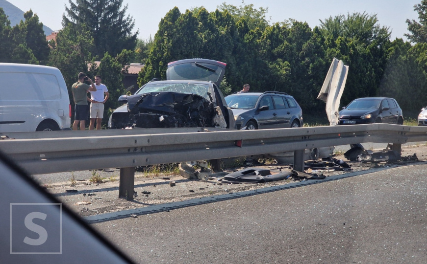 Nesreća na brzoj cesti kod Blažuja: Vozilo udarilo u bankinu, policija na terenu