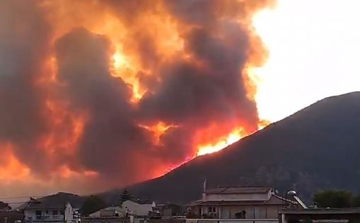 Grčka u plamenu: Veliki požari zahvatili popularne turističke destinacije