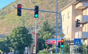 Semafor u BiH zbunio vozače: U isto vrijeme pokazuje crveno i zeleno svjetlo, "udarila ga vrućina"