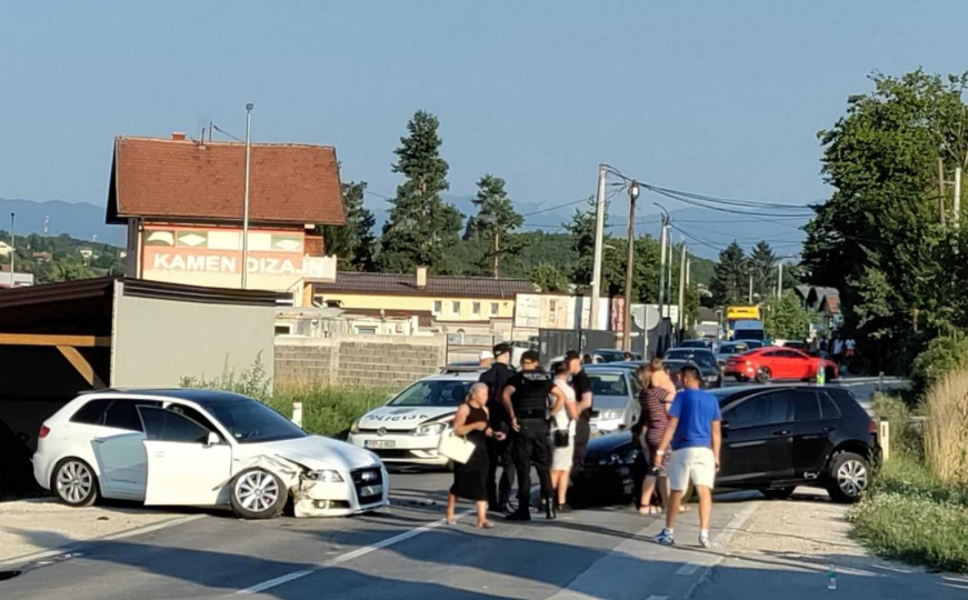 Nesreća kod Sarajeva: Sudar dva vozila, ima povrijeđenih