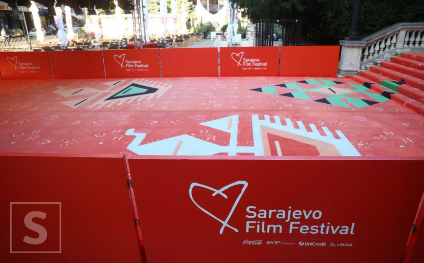 Sarajevo Film Festival: Postavljen crveni tepih na trgu ispred Narodnog pozorišta