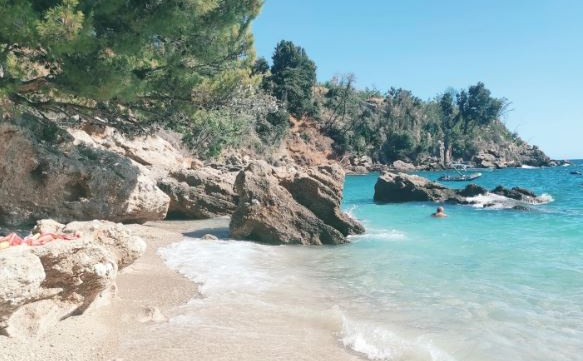 Skrivena plaža na Pelješcu: Ova šljunčano–pješčana ljepotica pruža prirodan hlad i tirkizno more