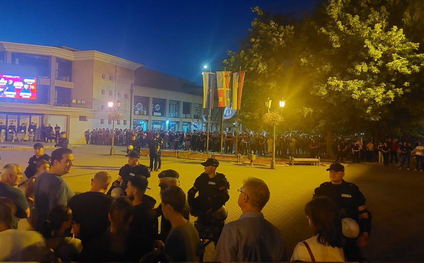 Protesti u Srbiji: Vučićeve pristalice bacaju flaše, pirotehniku i druge predmete na građane