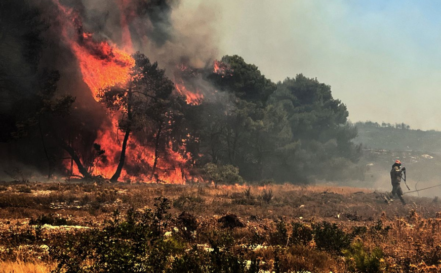 Požar hara jednim od omiljenih ljetovališta na Balkanu: Naređena evakuacija svih hotela