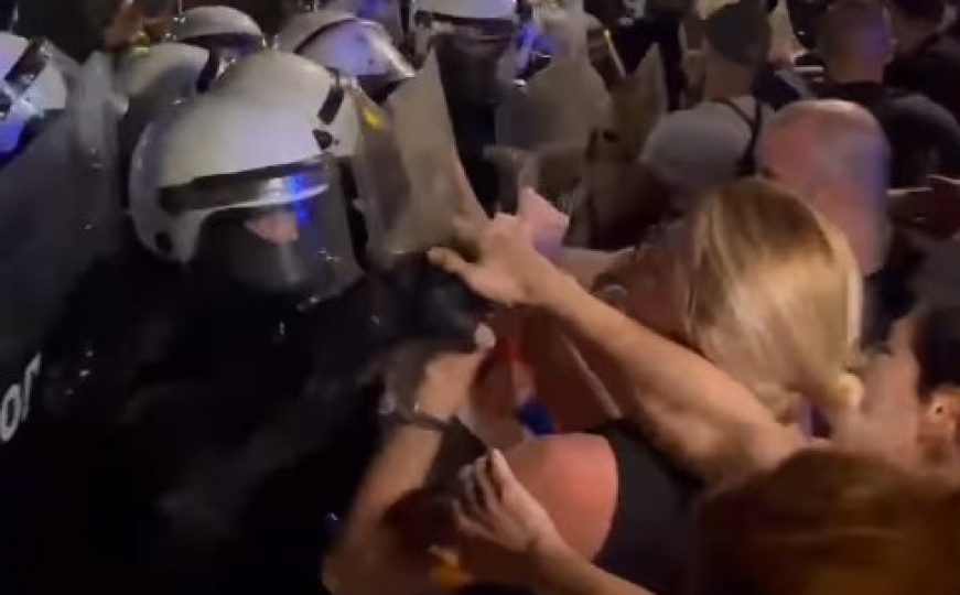 Sramotne scene u Srbiji: Policajac ošamario ženu, pristalice SNS-a napadale okupljene građane