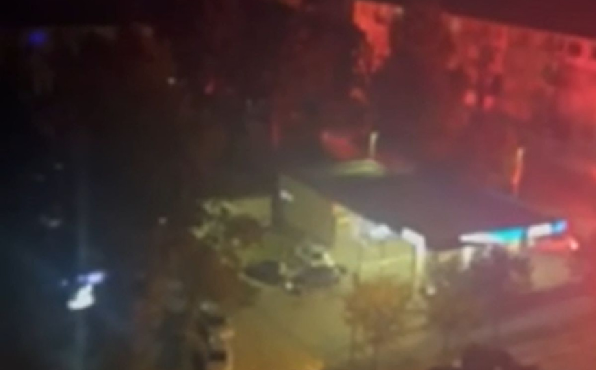 Objavljen snimak masovne tučnjave na Grbavici: Urlici i baklje u neposrednoj blizini pumpe