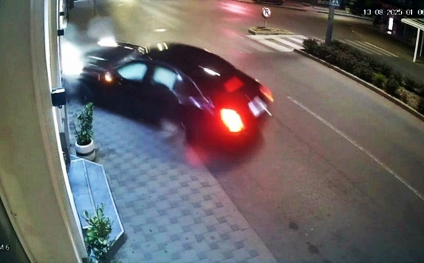 Kamere sve zabilježile: Pogledajte kako je muškarac Mercedesom udario u ćevabdžinicu u Bijeljini