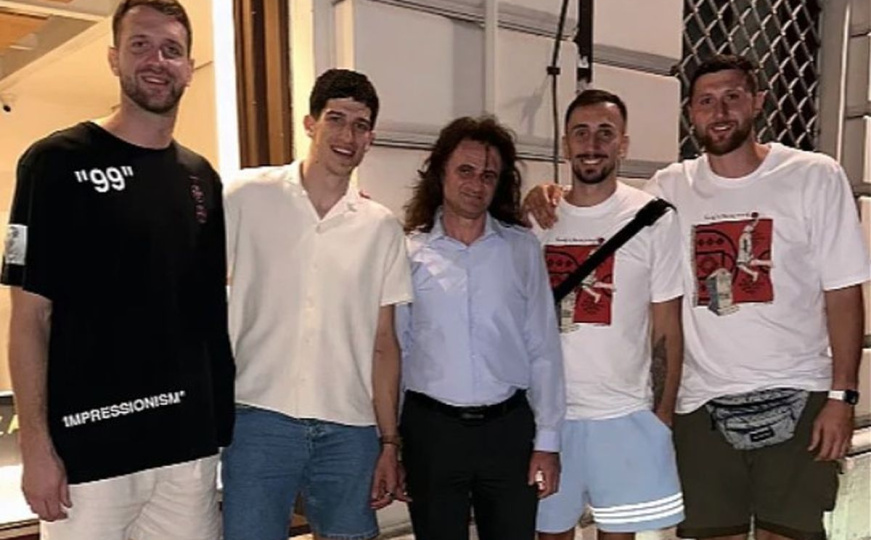 Košarkaši BiH u predahu od treninga šetali Sarajevom: Fotografisali se sa popularnim pjevačem Lepim