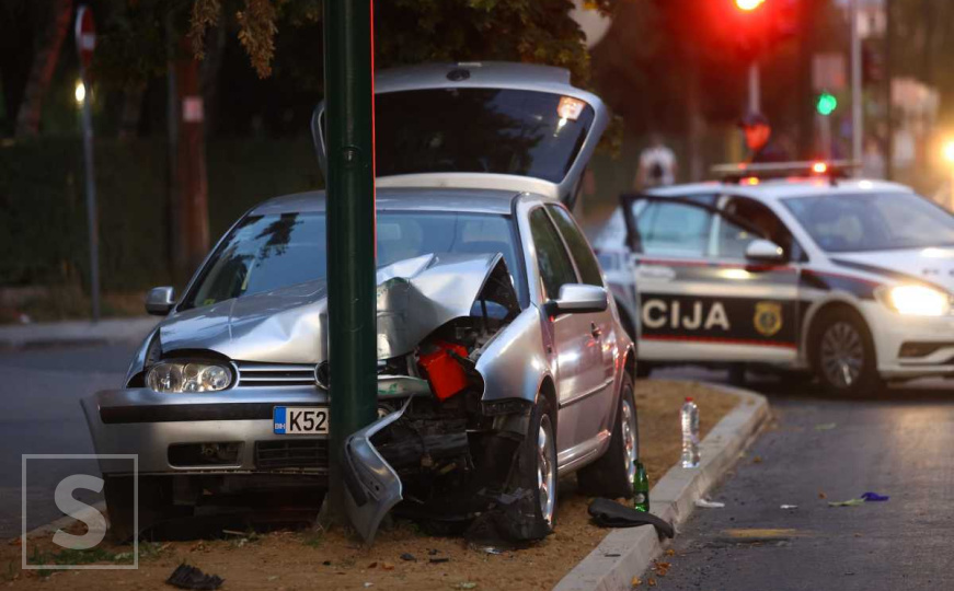Nesreća na Dobrinji: Golf udario u banderu, jedna osoba povrijeđena