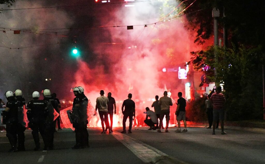 Užas u Beogradu: Policajac udario ženu na protestima
