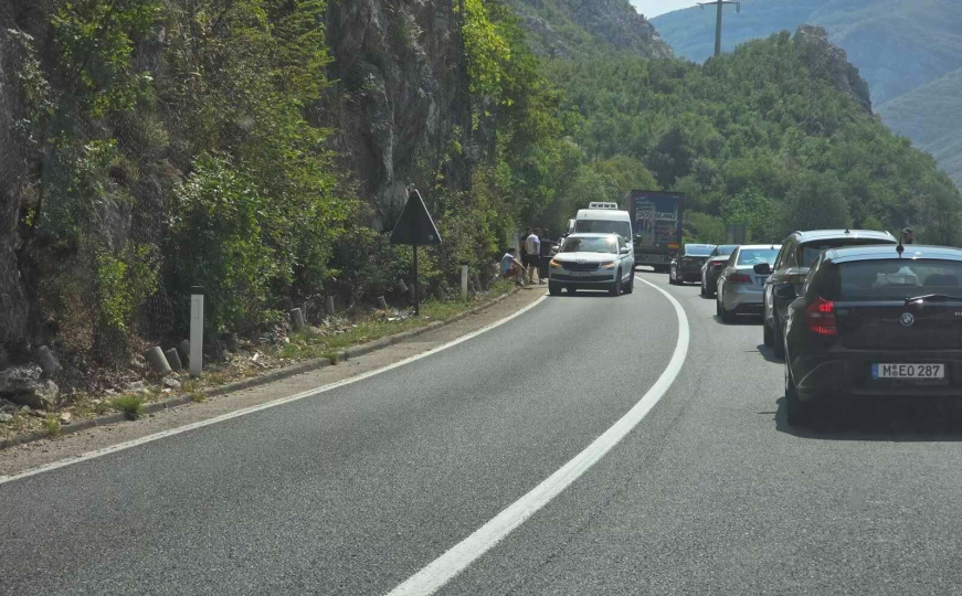 Dvije nesreće u blizini Mostara: Saobraćaj usporen, vozi se naizmjenično
