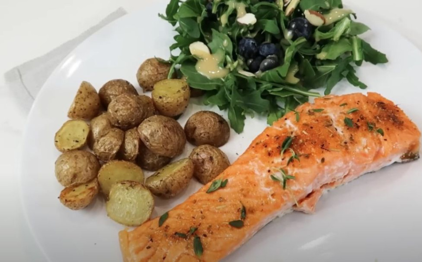 Kulinarska delicija: Evo kako pripremiti savršenog lososa sa krompirom