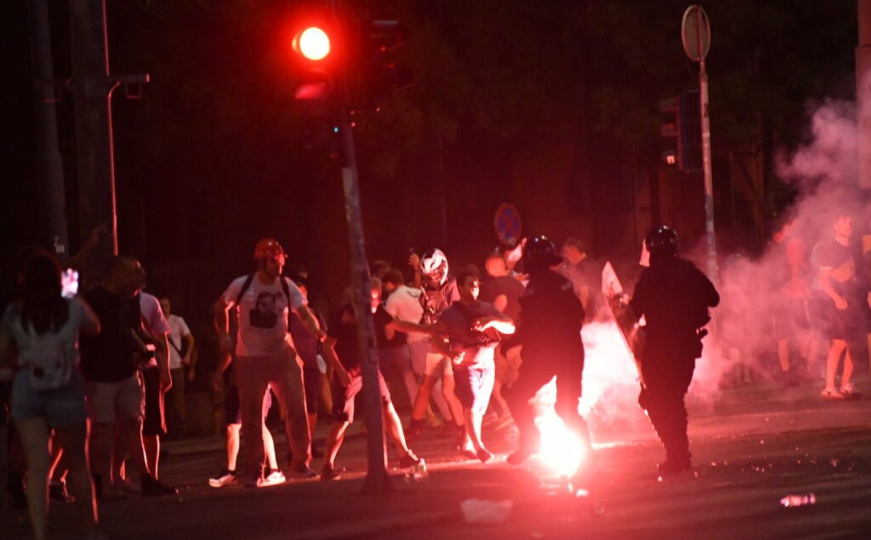 Masovni sukobi u Beogradu: Eskaliralo nasilje između Vučićevih pristalica i demonstranata
