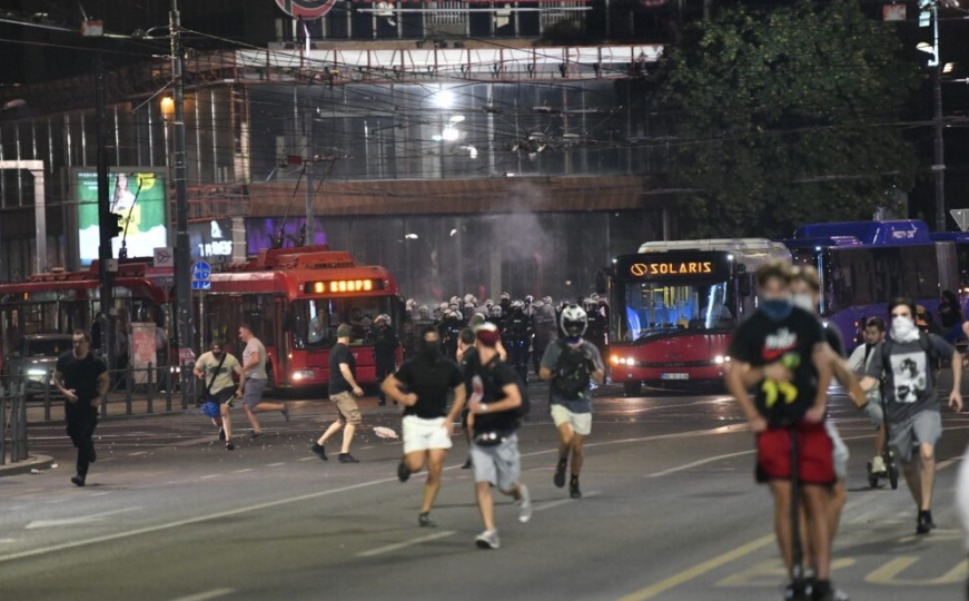 Haos u Srbiji: Najmanje desetine povrijeđenih i uhapšenih, a večeras novi protesti građana