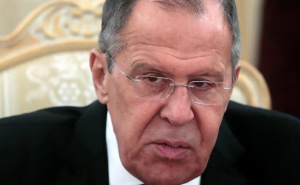 Poruka prije samita s Amerikancima: Lavrov stigao na Aljasku u džemperu s natpisom SSSR