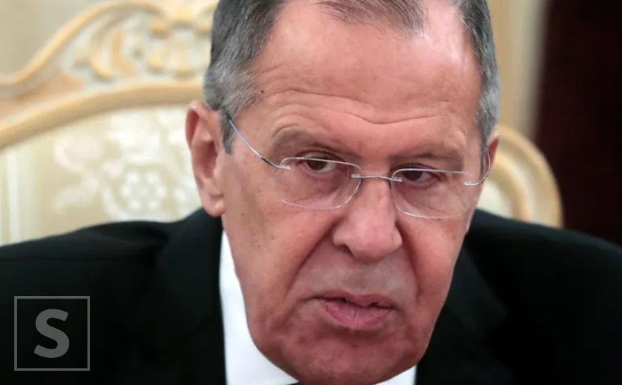 Poruka prije samita s Amerikancima: Lavrov stigao na Aljasku u džemperu s natpisom SSSR