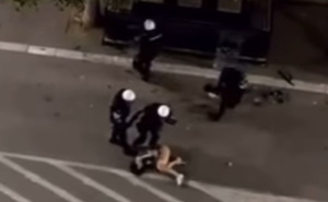 Novi potresni snimak iz Srbije: Policajac nogama udara mladića u glavu - "Jesi ti opozicionar?"