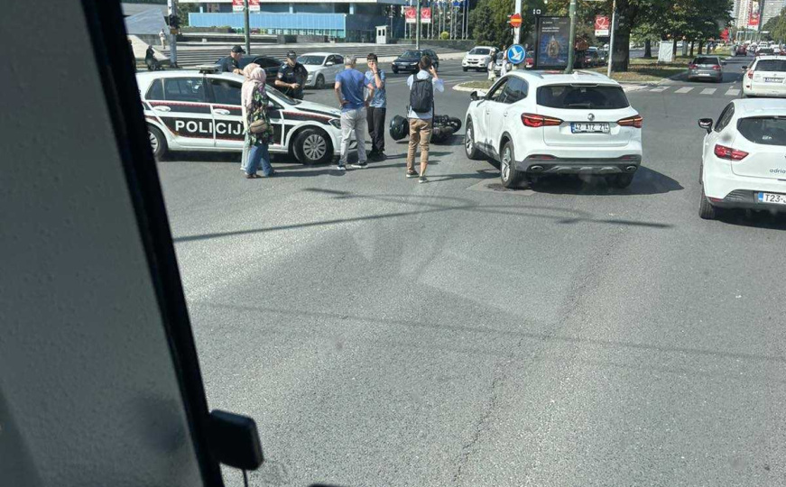 Nesreća u centru Sarajeva: Motocikl prevrnut nasred saobraćajnice