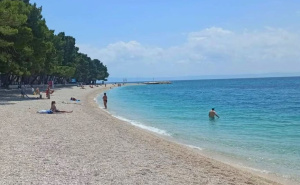 More čisto kao suza i miris borova: Ovo je jedna od najljepših plaža na Makarskoj rivijeri