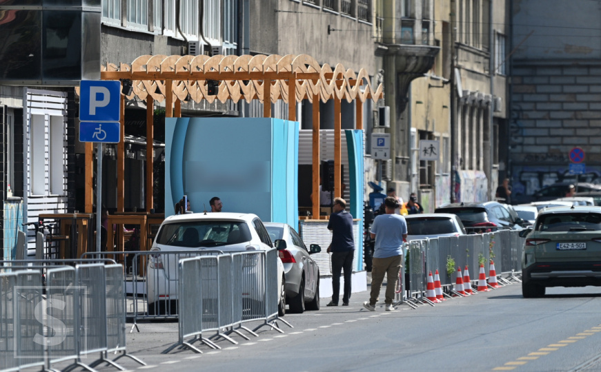 Sporna bašta kafića u centru Sarajeva i dalje stoji iako je inspekcija naložila da se ukloni