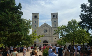 Katolici slave Veliku Gospu: Hiljade vjernika u Širokom Brijegu i drugim svetištima širom BiH