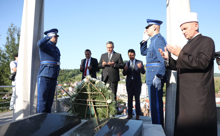 Denis Bećirović odao počast heroju BiH: Položen vijenac na Turbe Izeta Nanića i šehida 505. brigade