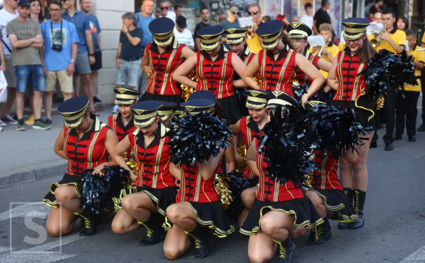 Ritam i boje na ulicama Sarajeva: Mažoretkinje zagrijale atmosferu pred 31. Sarajevo Film Festival