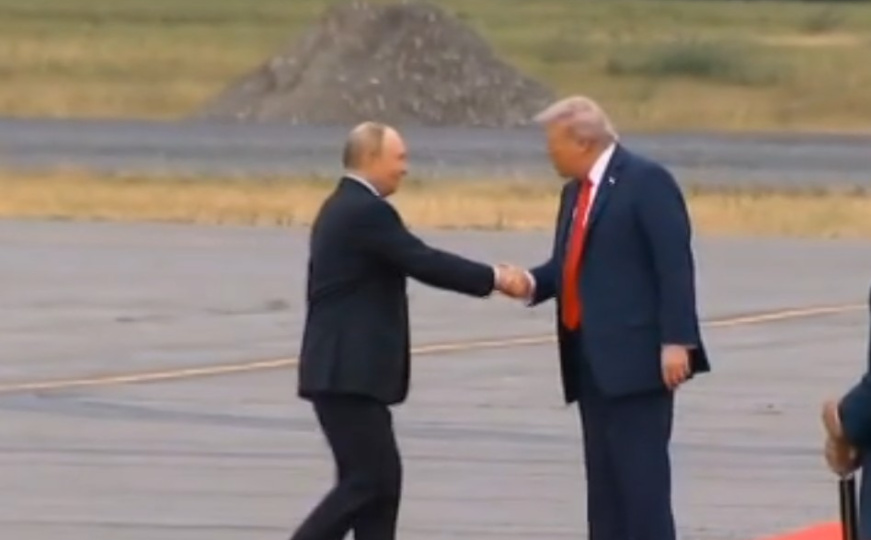 Historijski trenutak na Aljasci: Donald Trump aplaudirao Putinu, pa se rukovali