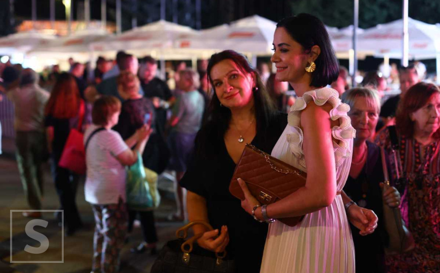 Srce Sarajeva večeras kuca posebno: Brojni građani uživali u šetnji centrom grada