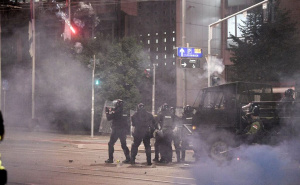 Beograd kao ratna zona treću noć zaredom: Pogledajte snimke žestokih sukoba u Srbiji