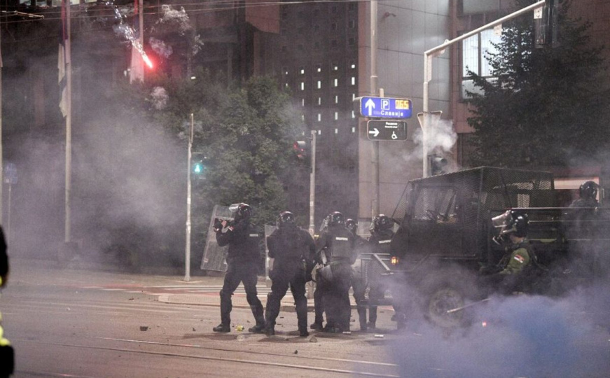Beograd kao ratna zona treću noć zaredom: Pogledajte snimke žestokih sukoba u Srbiji