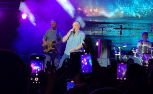 Halid Bešlić na koncertu podijelio detalj koji je malo ko znao: Otkrio kada je imao prvi poljubac