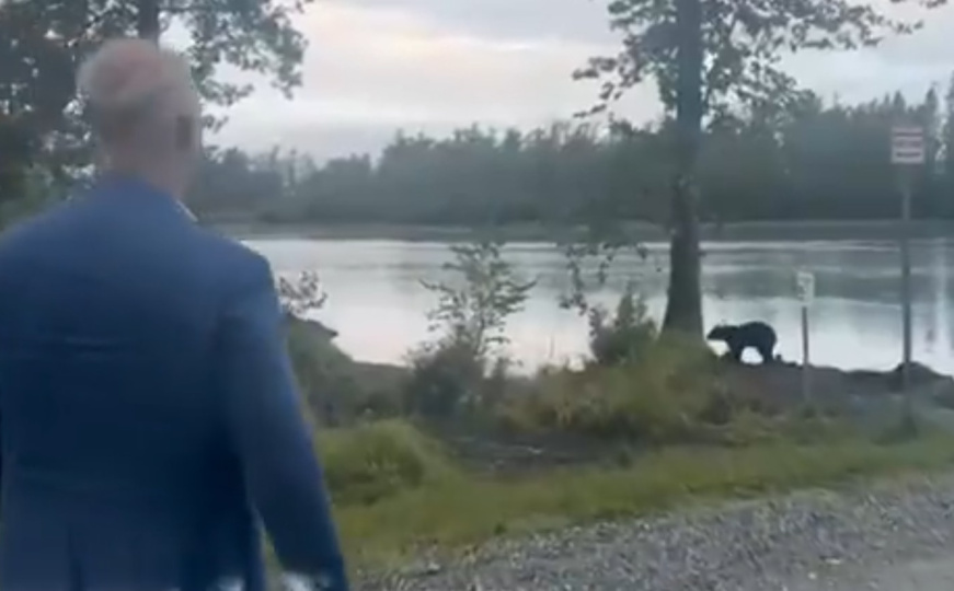 "Ovo je dobar znak": Ruski zvaničnik objavio video sa zanimljivim 'gostom' samita na Aljasci