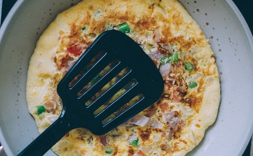 Za kremasti omlet: Jaja će biti savršeno pahuljasta ako dodate jedan sastojak prije kuhanja