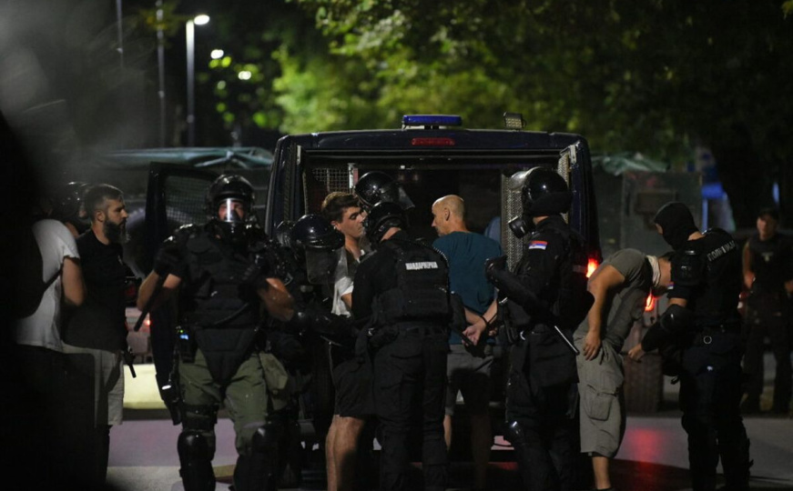 Četvrta večer sukoba u Srbiji, javio se Vučić i zaprijetio: 'Maske su pale, sve ćemo ih kazniti'