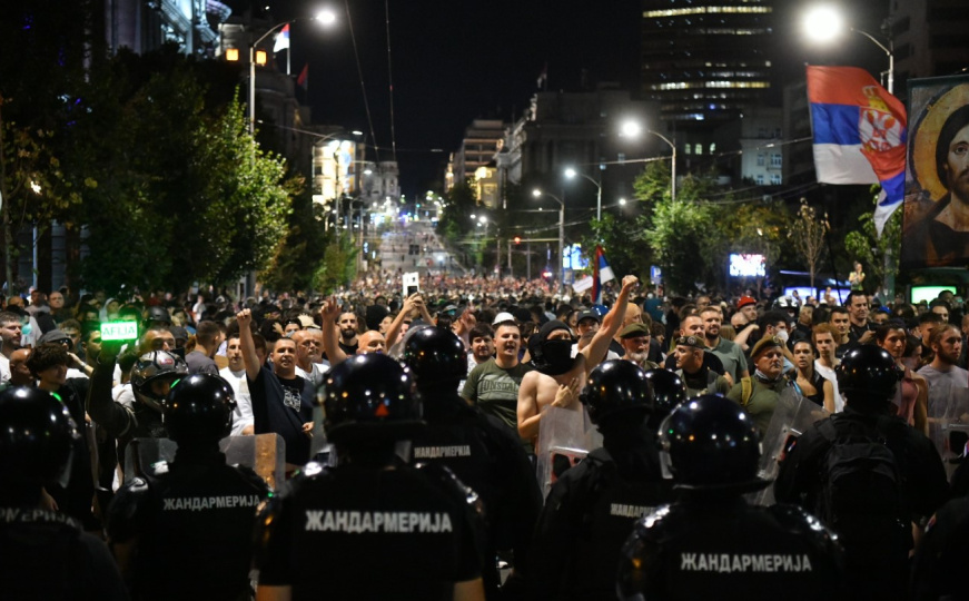 Nastavljaju se protesti u Srbiji: "Cijela nacija protiv ćacija, večeras iznosimo smeće do kraja"