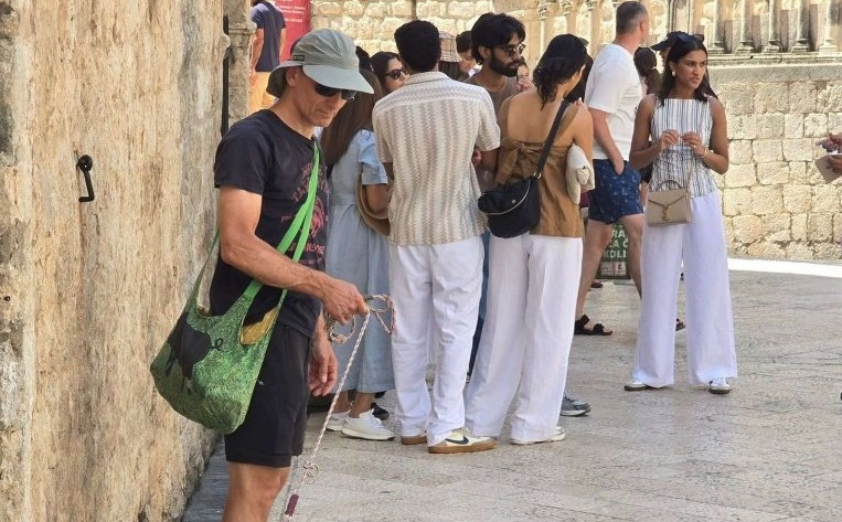 Prolaznici su bili u čudu: Mladić na Stradunu prošetao neobičnog ljubimca na povodcu