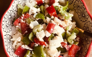 Ide uz sve: Recept za zdravu i slasnu salatu od paprika