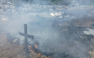 Prizori iz Banje Luke: Požar zahvatio grobove, vatrogasci spriječili katastrofu