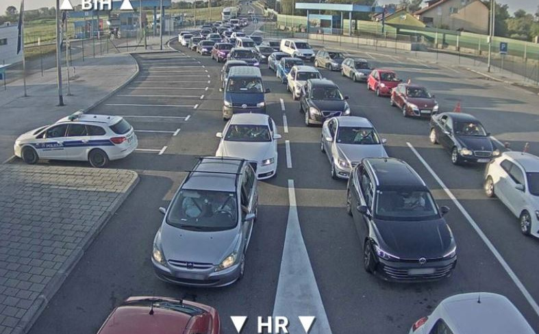 Duge kolone vozila na izlazu iz BiH: Evo na kojim prijelazima su najveće gužve