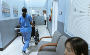 Drama u bolnici: Trudnica se zaglavila u liftu na putu prema porođajnoj sali