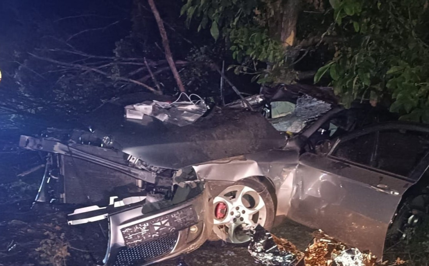 Teška nesreća kod Mostara: Vozač izgubio kontrolu, automobil potpuno smrskan