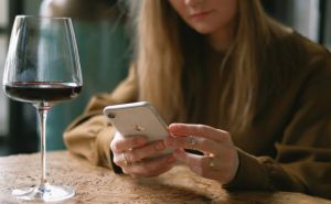 Zašto vas ekrani drže budnima? Možda nije problem u plavom svjetlu