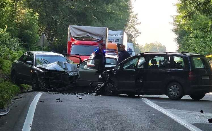 Saobraćaj obustavljen: Dvije osobe povrijeđene u sudaru kod Lukavca