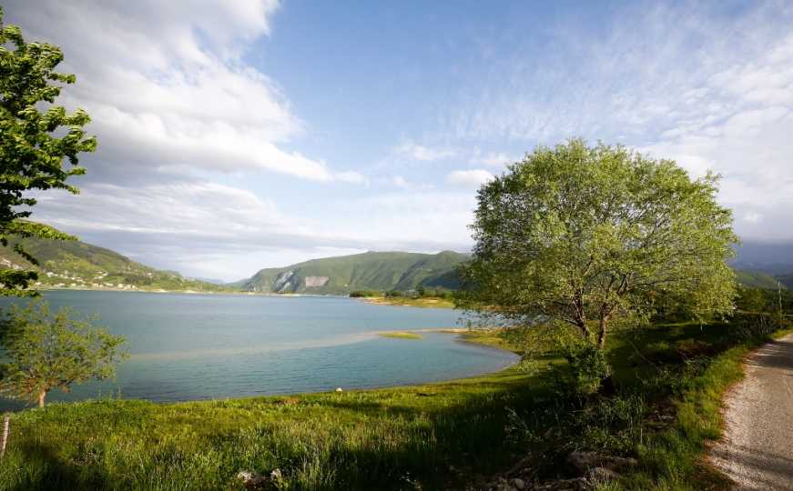 Ovo jezero u BiH godišnje posjeti više od 10 hiljada ljudi: Idealno mjesto za pravi odmor u prirodi