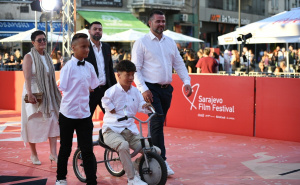 Ismail Barlov i Ismail Zulfić na crvenom tepihu u Sarajevu: Sa ekipom filma "Leptiri bez krila"