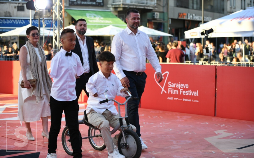 Ismail Barlov i Ismail Zulfić na crvenom tepihu u Sarajevu: Sa ekipom filma "Leptiri bez krila"