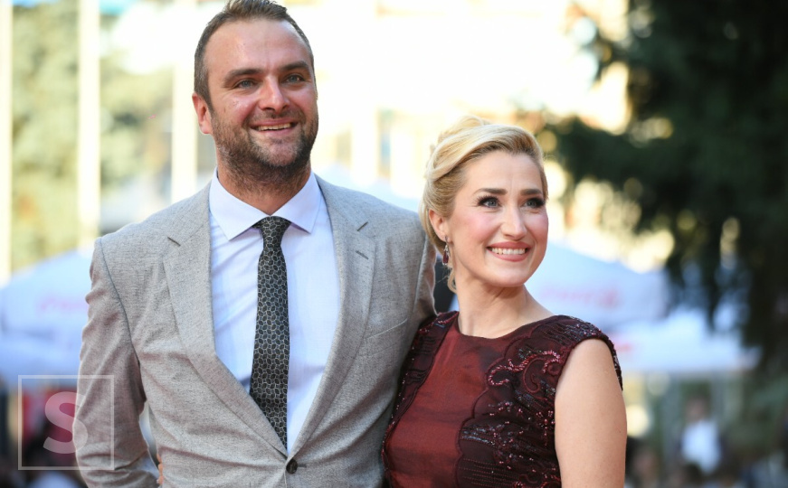 Elegancija bez greške: Danko Delibašić i Mona Muratović oduševili na crvenom tepihu SFF-a