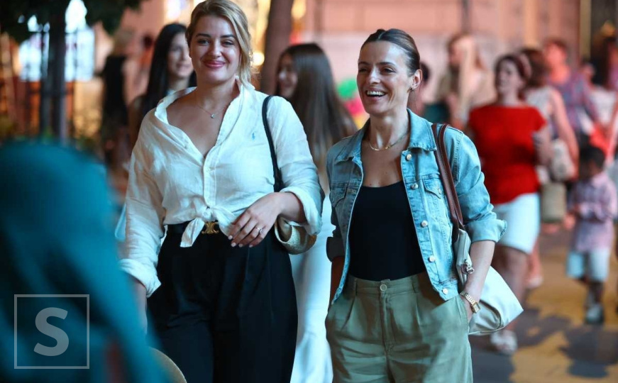 Taj divni šarm Sarajeva: Osmijesi, muzika i večernja čarolija na ulicama grada